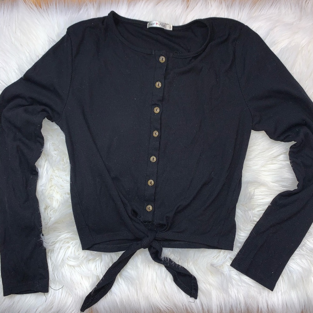 Long sleeve shirt with a knot at the bottom 🖤